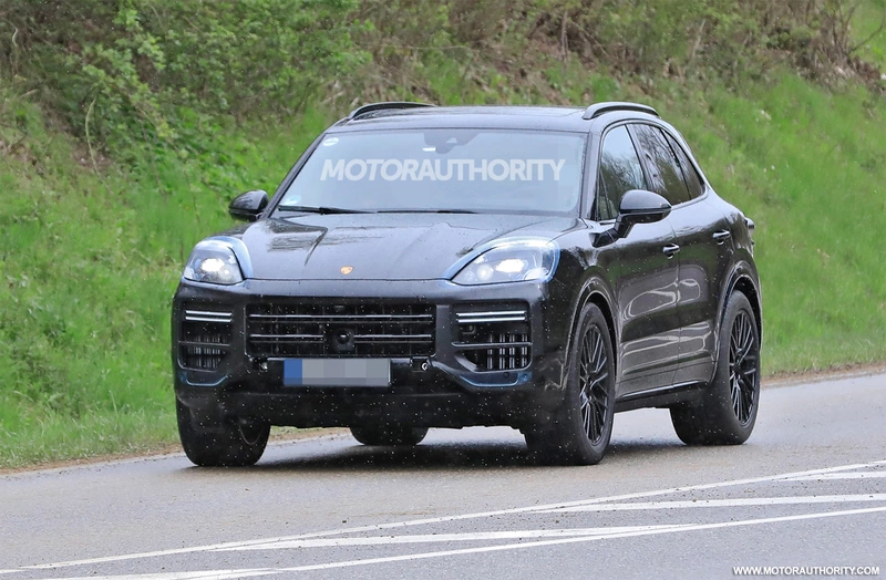 Spy shots and video of the 2023 Porsche Cayenne: hints of a major crossover update