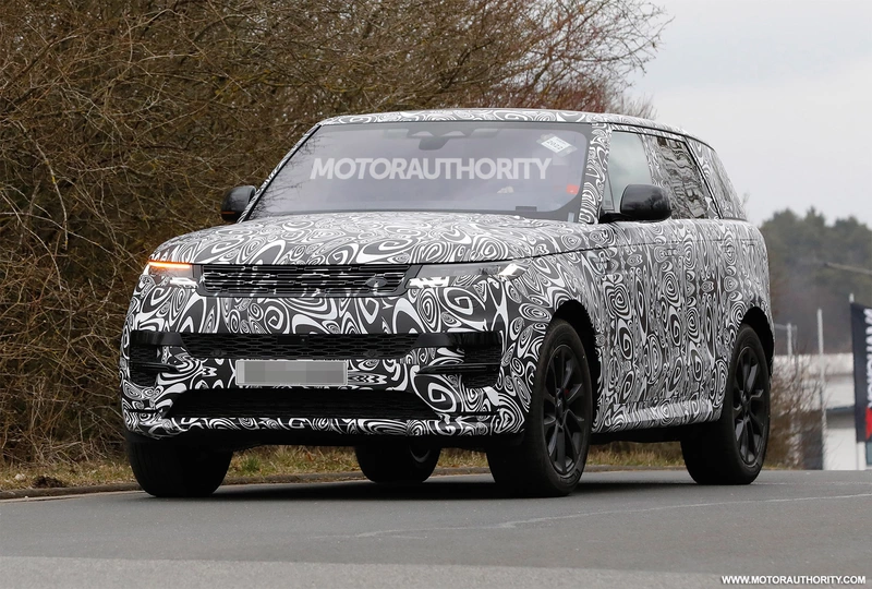 Spy shots and video of the 2023 Land Rover Range Rover Sport: an SUV without camouflage.