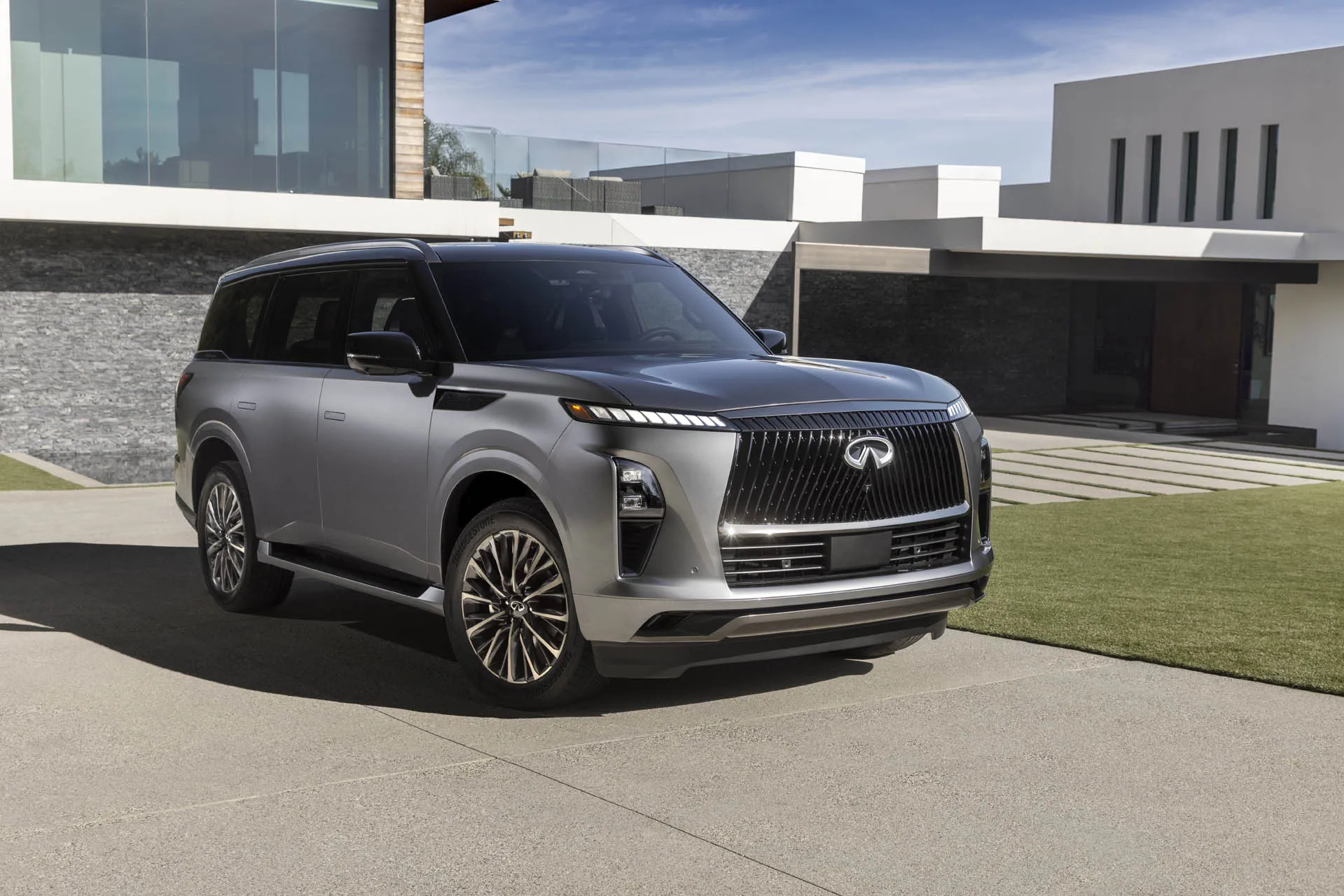 2025 Infiniti QX80 with concept car appearance and turbo V6 power