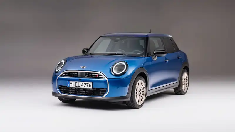 2025 Mini Cooper 4-door debuts with gas engine